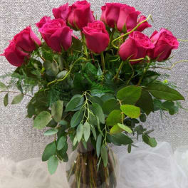 Bouquet of hot pink roses in a clear glass vase