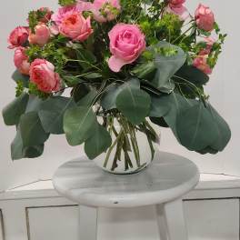 Pink rose bouquet in a clear glass vase