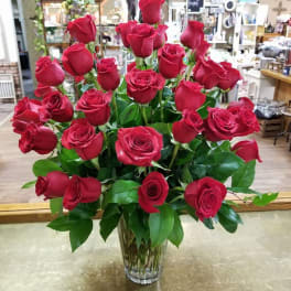 Bouquet of red roses in a clear glass vase