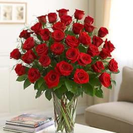 Bouquet of red roses in a clear glass vase