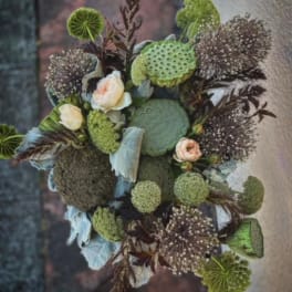 Bouquet with pale roses and green spherical blooms