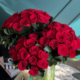 Bouquet of red roses in a clear glass vase