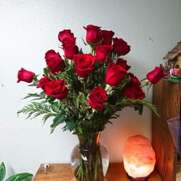 Bouquet of red roses in a clear glass vase