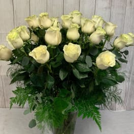 Bouquet of cream-white roses in a clear glass vase