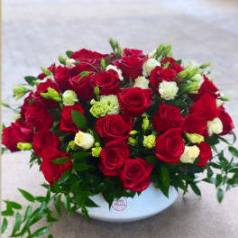 Red roses with lisianthus in a vase