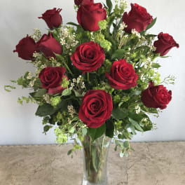 Bouquet of red roses in a clear glass vase