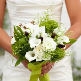 Bride holding a white bouquet with calla lilies and roses