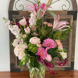 Mixed pink and white bouquet in a clear glass vase