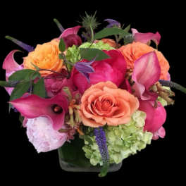 Bouquet of pink and peach flowers in a clear glass vase