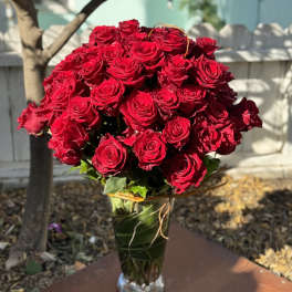 Bouquet of red roses in a clear glass vase