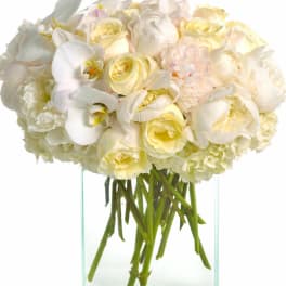 White and pale yellow bouquet in a clear glass vase