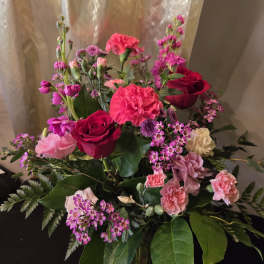 Mixed bouquet of pink and red flowers with roses and carnations