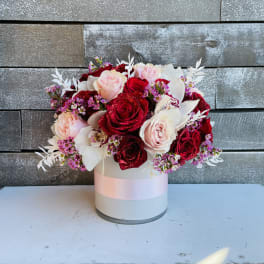 Bouquet of red and blush roses in a white hat box