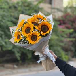 A Vibrant Bouquet of Stunning Sunflowers