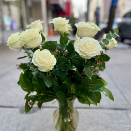 Bouquet of cream roses in a clear glass vase