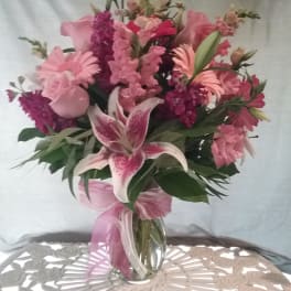 Pink mixed bouquet with lilies and roses in a glass vase