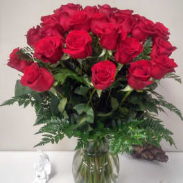 Bouquet of red roses in a clear glass vase