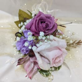 Small bouquet with purple and pink roses and baby’s breath