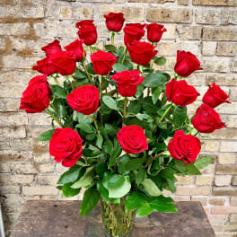 Bouquet of red roses in a clear glass vase