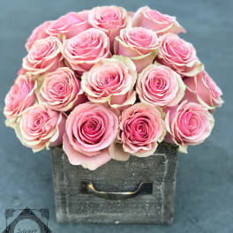 Pink rose bouquet in a gray wooden box