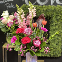 Pink and orange mixed bouquet in a glass vase