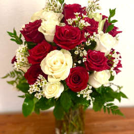 Bouquet of red and white roses in a clear glass vase