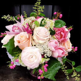 Pink and peach rose bouquet with orchids in a vase
