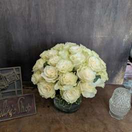 Bouquet of cream roses in a glass vase