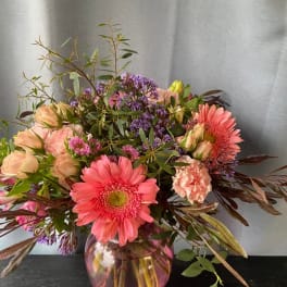 Pink and peach mixed bouquet in a glass vase