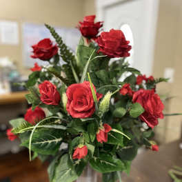 Red rose bouquet in a clear glass vase