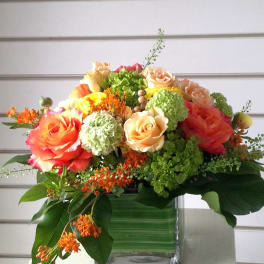Mixed bouquet of roses and green hydrangeas in a glass vase