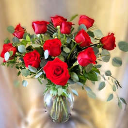 Bouquet of red roses in a clear glass vase