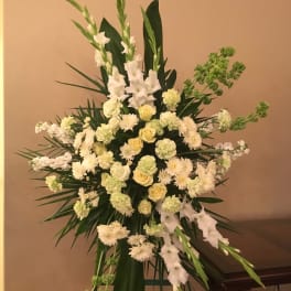 Standing floral spray with white and pale yellow flowers