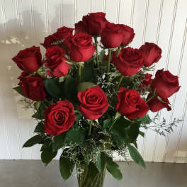 Bouquet of red roses in a clear glass vase