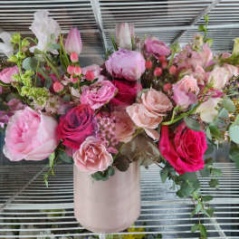 Pink and white mixed bouquet in a blush vase