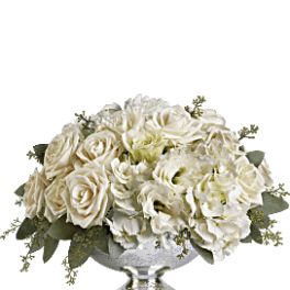Cream rose bouquet in a clear glass vase