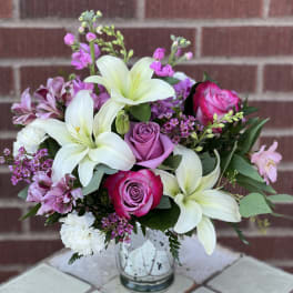 Bouquet of white lilies and pink roses in a glass vase