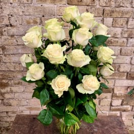 Bouquet of cream roses in a clear glass vase