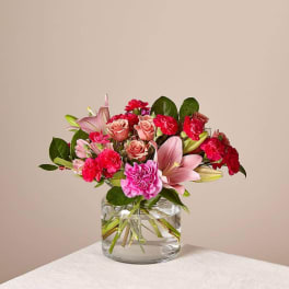 Pink and red mixed bouquet in a clear glass vase