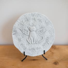 Round stone plaque with an angel cat and the words "Run free now"