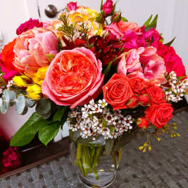 Mixed bouquet of pink and red roses in a clear glass vase