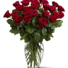 Bouquet of red roses in a clear glass vase