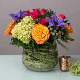 Colorful bouquet of roses and hydrangea in a glass vase