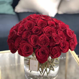 Bouquet of red roses in a clear glass vase