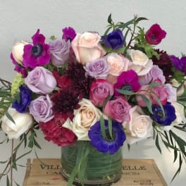 Mixed bouquet of roses and anemones in a glass vase