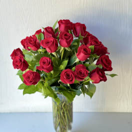 Bouquet of red roses in a clear glass vase