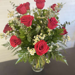 Bouquet of red roses in a clear glass vase