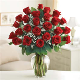 Bouquet of red roses in a clear glass vase