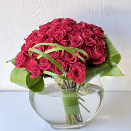 Bouquet of red roses in a clear glass vase