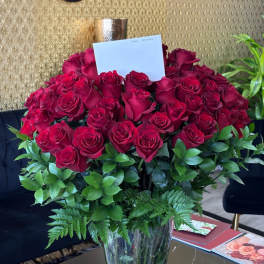 One Hundred RED Long Stem Roses Large vase!
